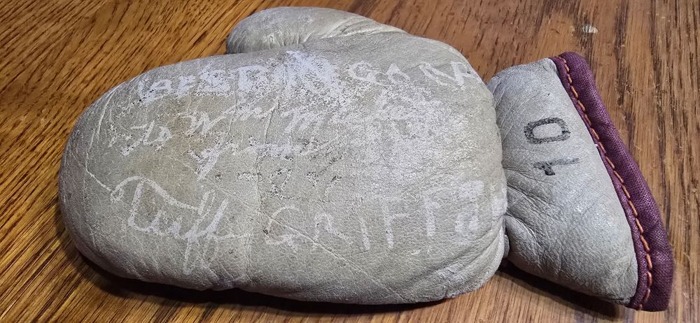 HEAVYWEIGHT TUFFY GRIFFITHS circa 1920's SIGNED MINIATURE BOXING GLOVES w/ LETTER - Image 2