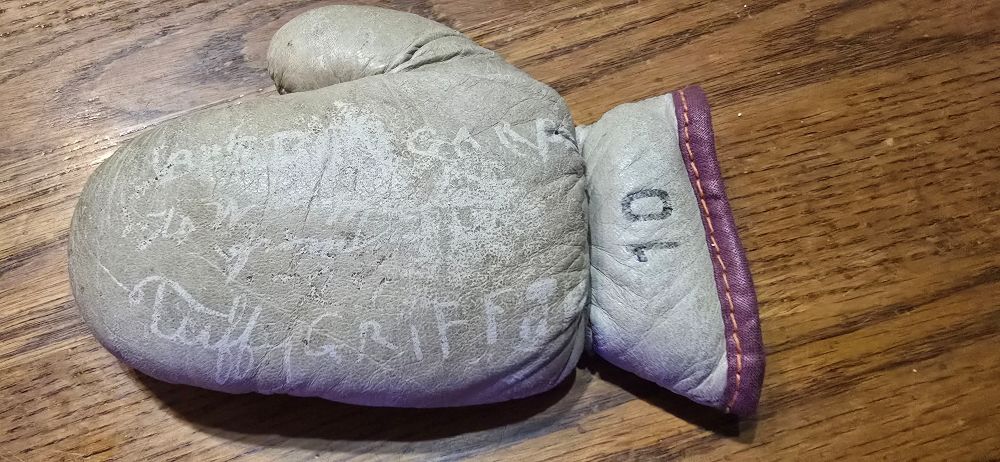HEAVYWEIGHT TUFFY GRIFFITHS circa 1920's SIGNED MINIATURE BOXING GLOVES w/ LETTER - Image 9