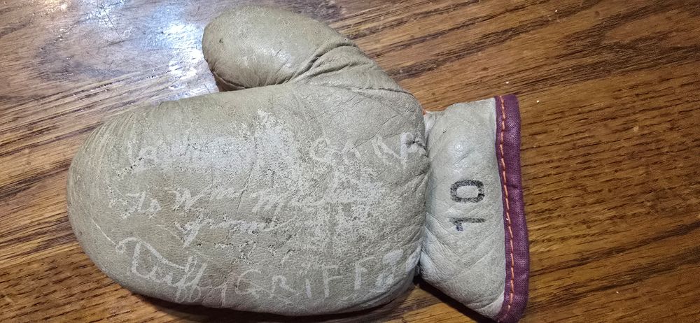 HEAVYWEIGHT TUFFY GRIFFITHS circa 1920's SIGNED MINIATURE BOXING GLOVES w/ LETTER - Image 8