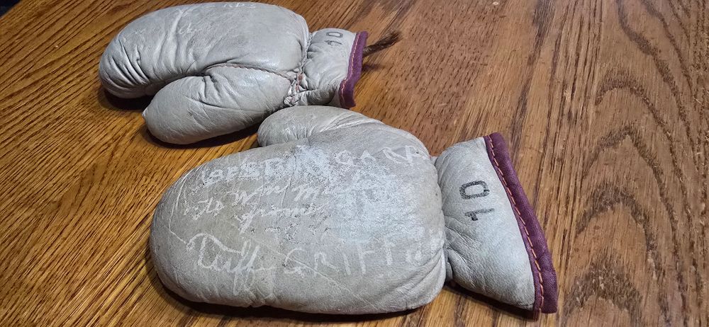 HEAVYWEIGHT TUFFY GRIFFITHS circa 1920's SIGNED MINIATURE BOXING GLOVES w/ LETTER - Image 3