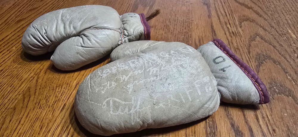 HEAVYWEIGHT TUFFY GRIFFITHS circa 1920's SIGNED MINIATURE BOXING GLOVES w/ LETTER - Image 4
